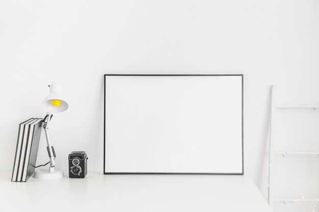 Elegante lugar de trabajo minimalista en color blanco con pizarra