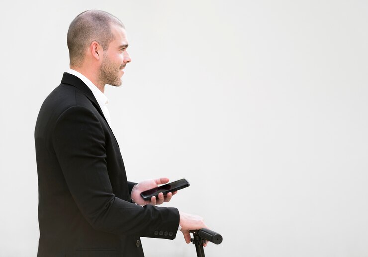 Foto gratuito elegante macho adulto mirando a otro lado