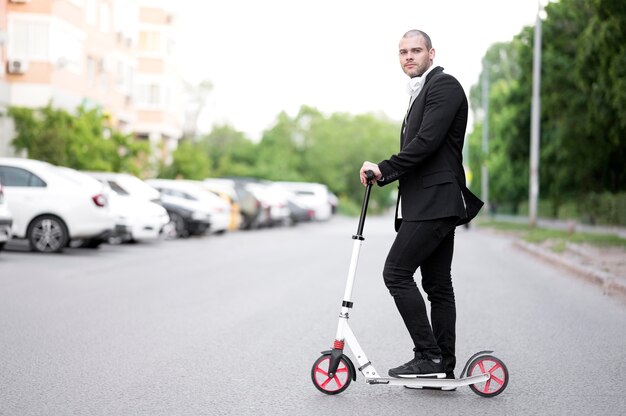 Elegante macho adulto scooter al aire libre