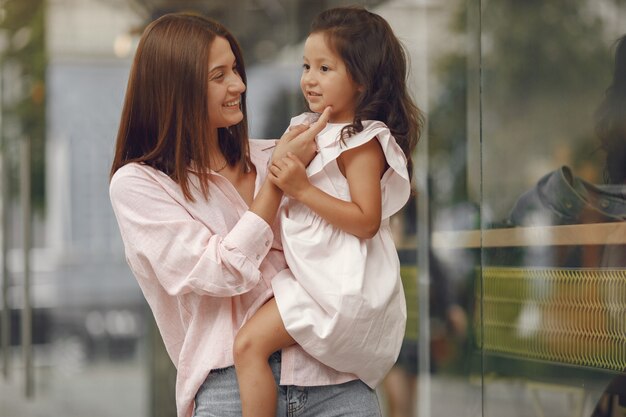 Elegante madre con hija en un parque de verano