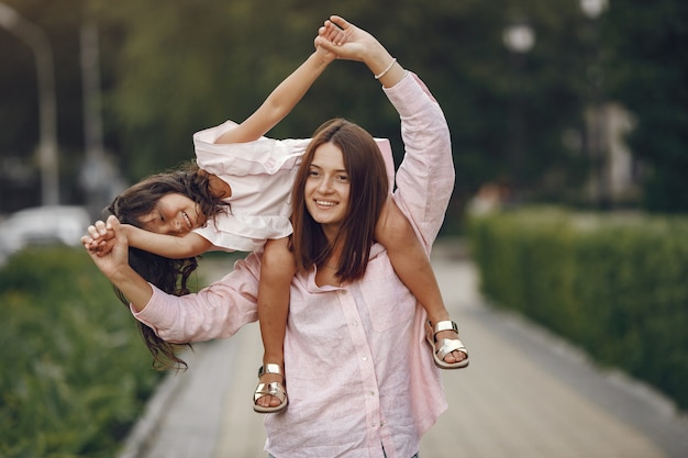 Foto gratuita elegante madre con hija en un parque de verano