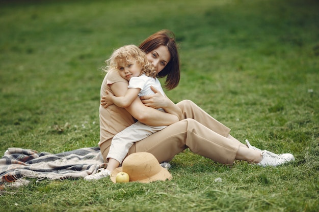 Elegante madre con hija en un parque de verano