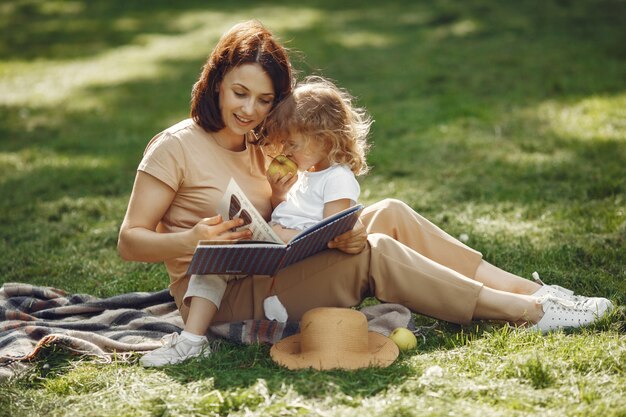 Elegante madre con hija en un parque de verano