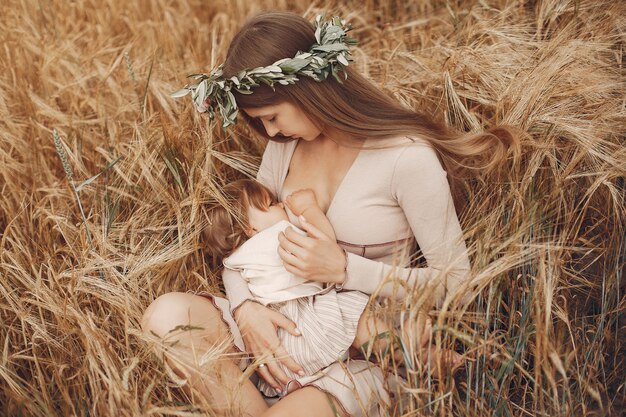 Elegante madre con linda hijita en un campo