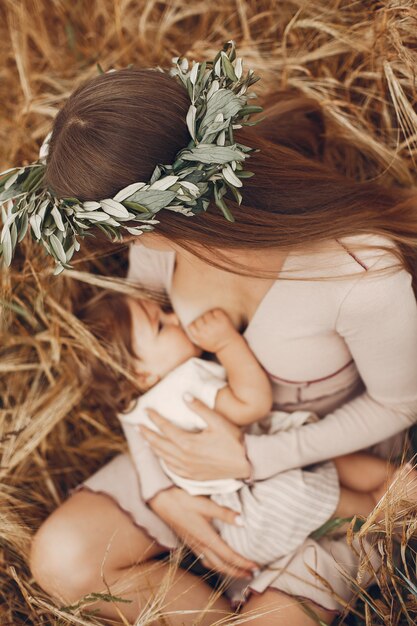 Elegante madre con linda hijita en un campo