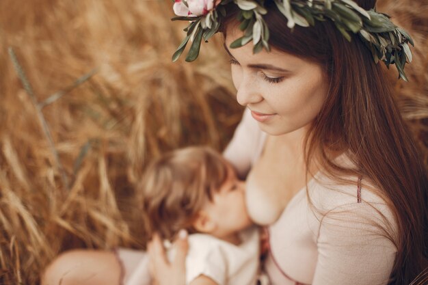 Elegante madre con linda hijita en un campo