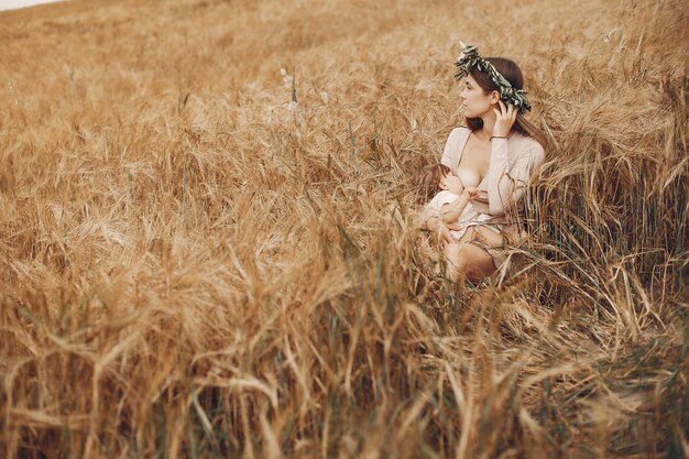 Elegante madre con linda hijita en un campo