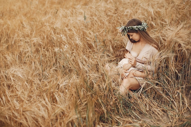 Elegante madre con linda hijita en un campo