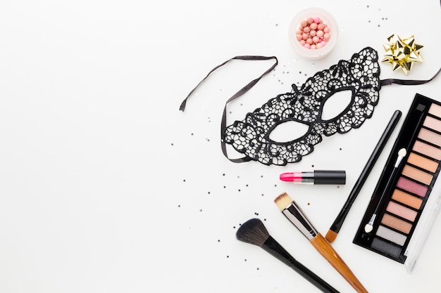 Foto gratuita elegante máscara de carnaval con kit de maquillaje