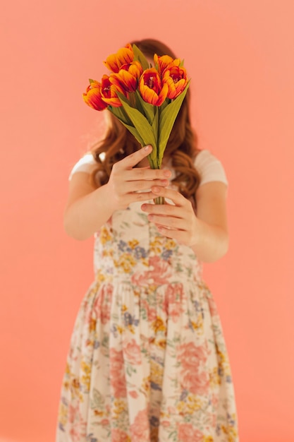 Foto gratuita elegante modelo con flores de tulipán