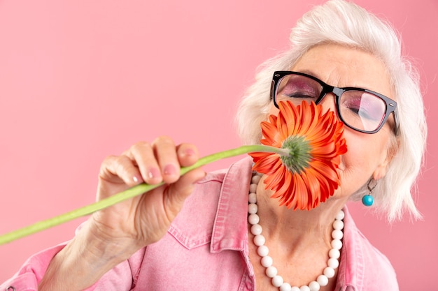 Foto gratuita elegante modelo de mujer senior en rosa