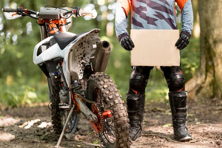 Foto gratuito elegante motociclista con cartel de cartón