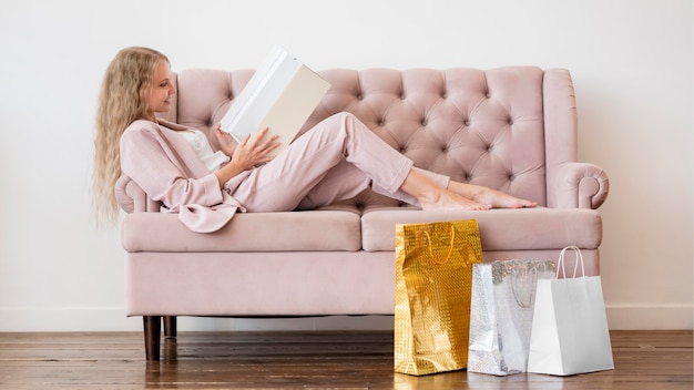 Elegante mujer adulta descansando en el sofá