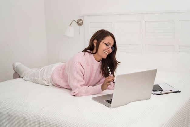 Elegante mujer adulta disfrutando de trabajar en casa