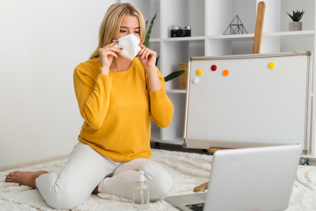 Foto gratuita elegante mujer adulta con mascarilla