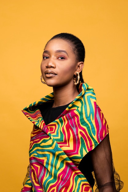 Elegante mujer africana con ropa colorida
