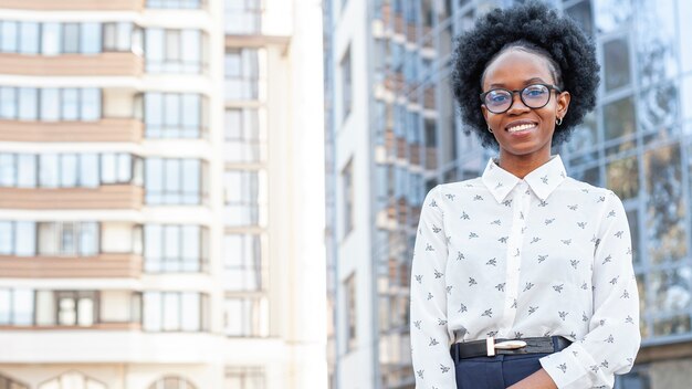 Elegante mujer africana en ropa de oficina con espacio de copia