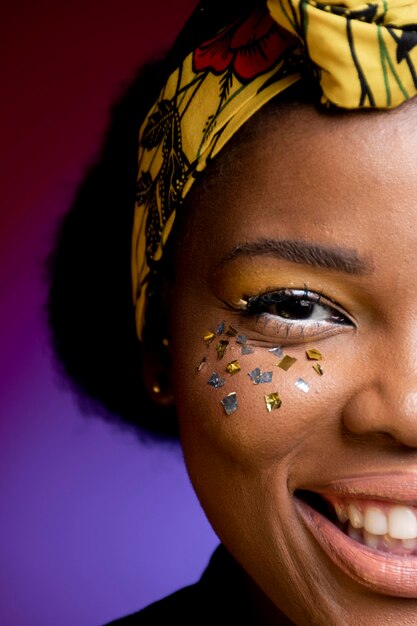 Elegante mujer africana sonriendo