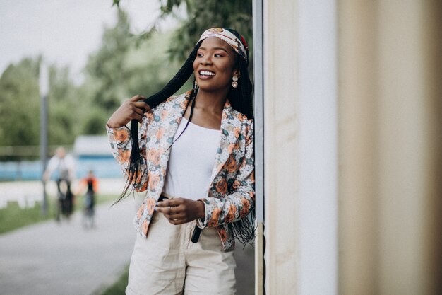 Elegante mujer afroamericana en el parque