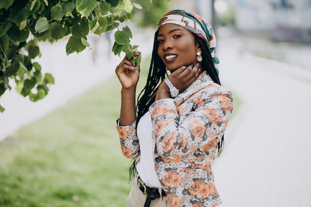 Elegante mujer afroamericana en el parque