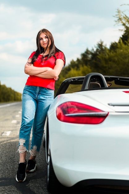 Foto gratuita elegante mujer al aire libre tiro completo