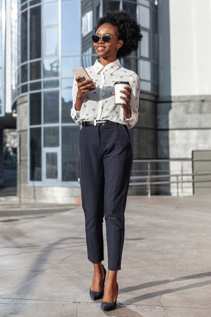 Elegante mujer en balcón wnjoying luz del sol