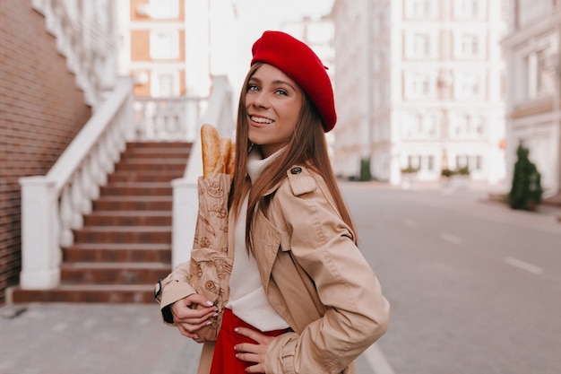 Elegante mujer caucásica moderna en traje francés posando