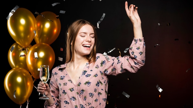 Elegante mujer celebrando año nuevo