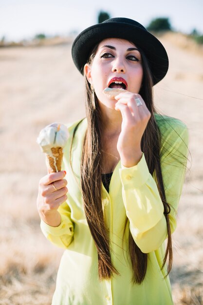 Elegante mujer comiendo helado
