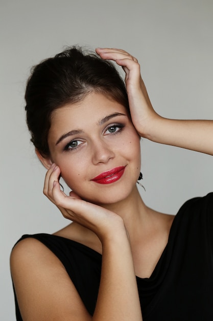 Elegante mujer encantadora posando con vestido negro