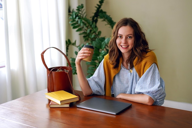 Elegante mujer con estilo posando en oficce, joven blogger buinesswoman interior.