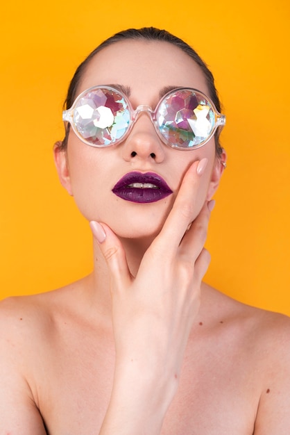 Foto gratuita elegante mujer con gafas de colores