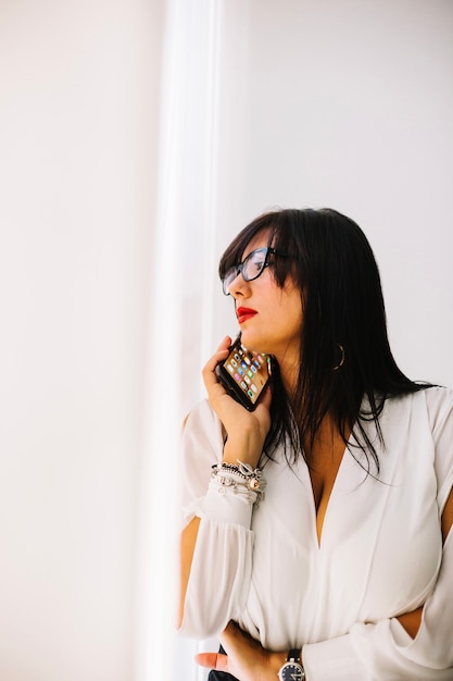 Foto gratuita elegante mujer hablando por teléfono en la oficina