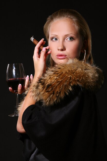 Elegante mujer hermosa con vino