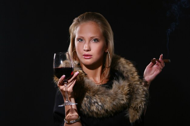 Elegante mujer hermosa con vino