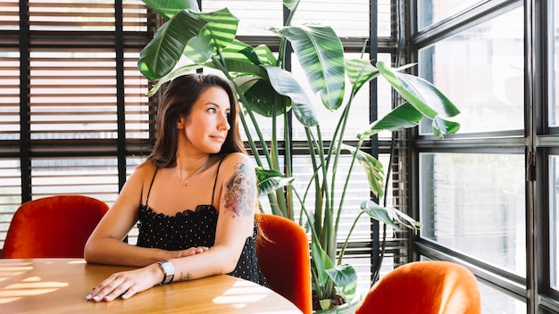 Elegante mujer joven sentada en el restaurante