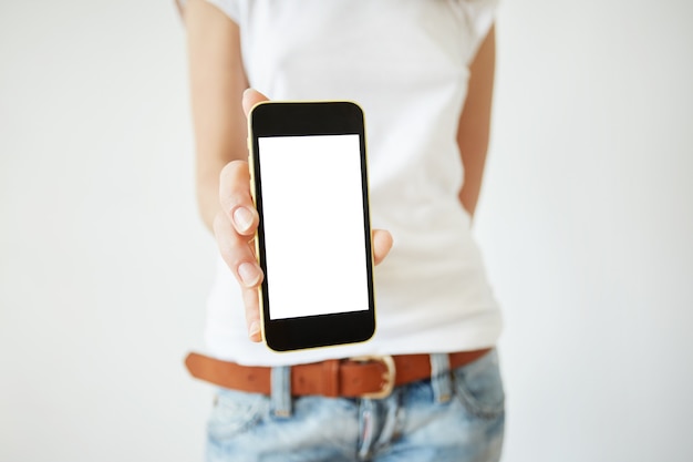 Elegante mujer joven con smartphone