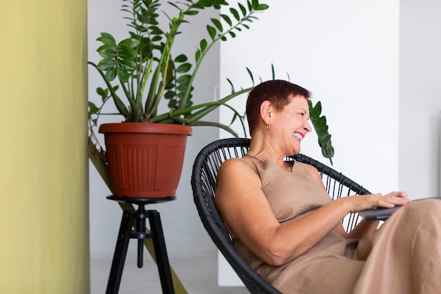 Elegante mujer madura positiva riendo