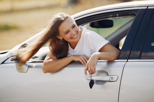 Elegante mujer mira por la ventanilla del coche