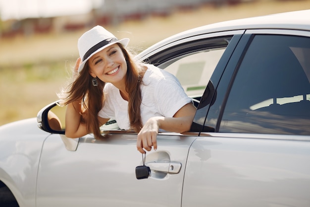 Elegante mujer mira por la ventanilla del coche