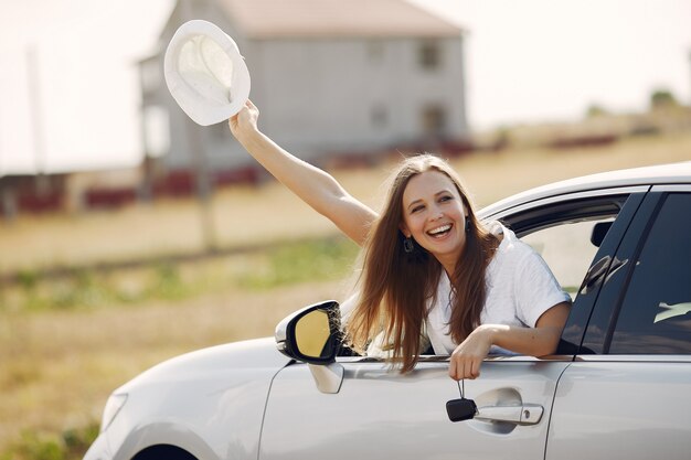 Elegante mujer mira por la ventanilla del coche