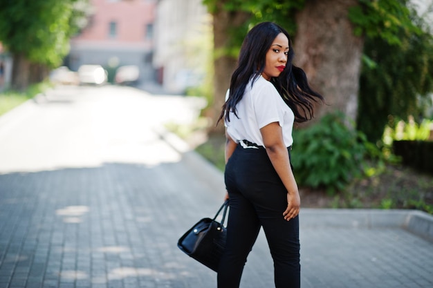 Elegante mujer de negocios afroamericana en las calles de la ciudad