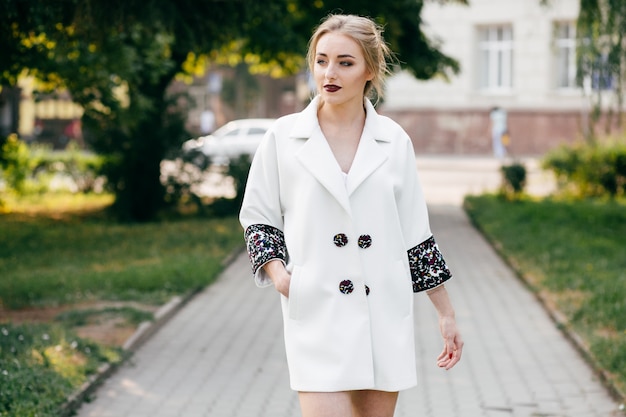 elegante, mujer de negocios, caminando, posar