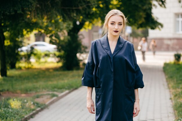 elegante, mujer de negocios, caminando, posar