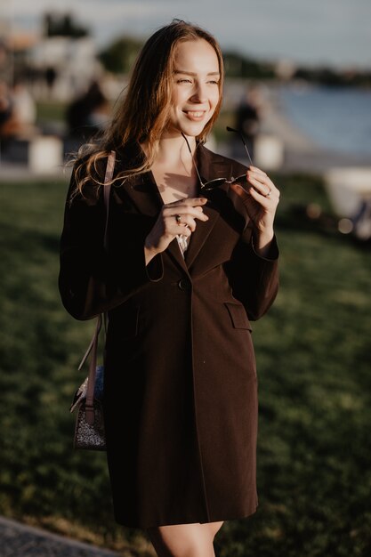 Elegante mujer de negocios con gafas de sol en un caluroso día de verano en la ciudad