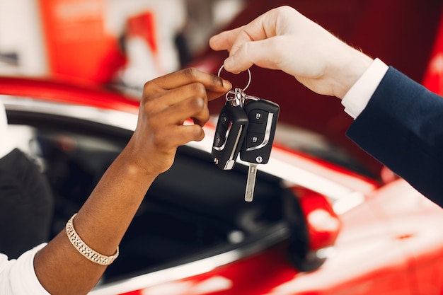 Elegante mujer negra en un salón de autos.