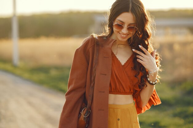 Elegante mujer pasar tiempo en un campo de verano