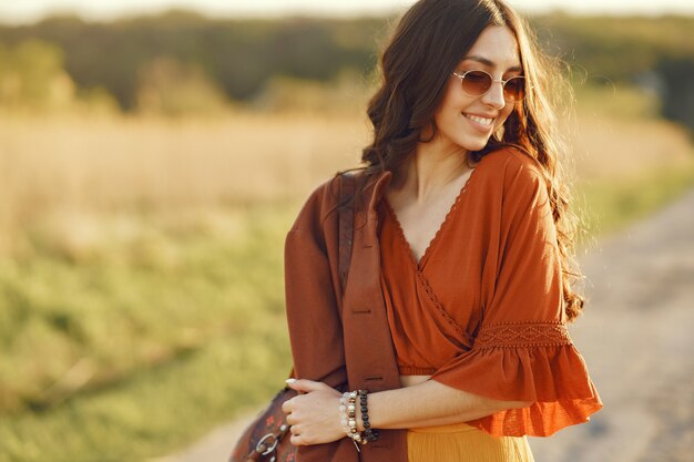 Elegante mujer pasar tiempo en un campo de verano