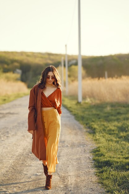 Elegante mujer pasar tiempo en un campo de verano