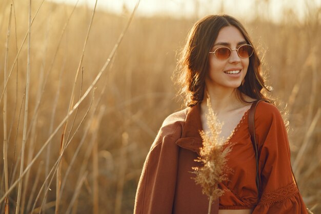 Elegante mujer pasar tiempo en un campo de verano